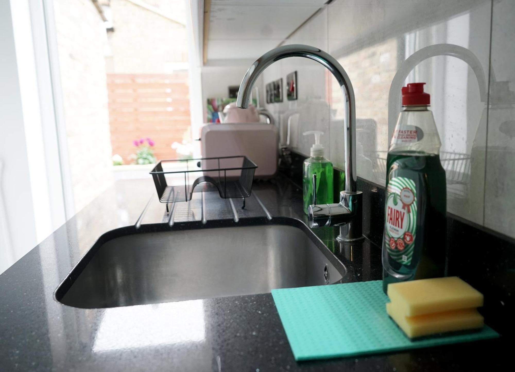Luxury London House Sleeps 13, 2 Minutes To Metro Villa ภายนอก รูปภาพ