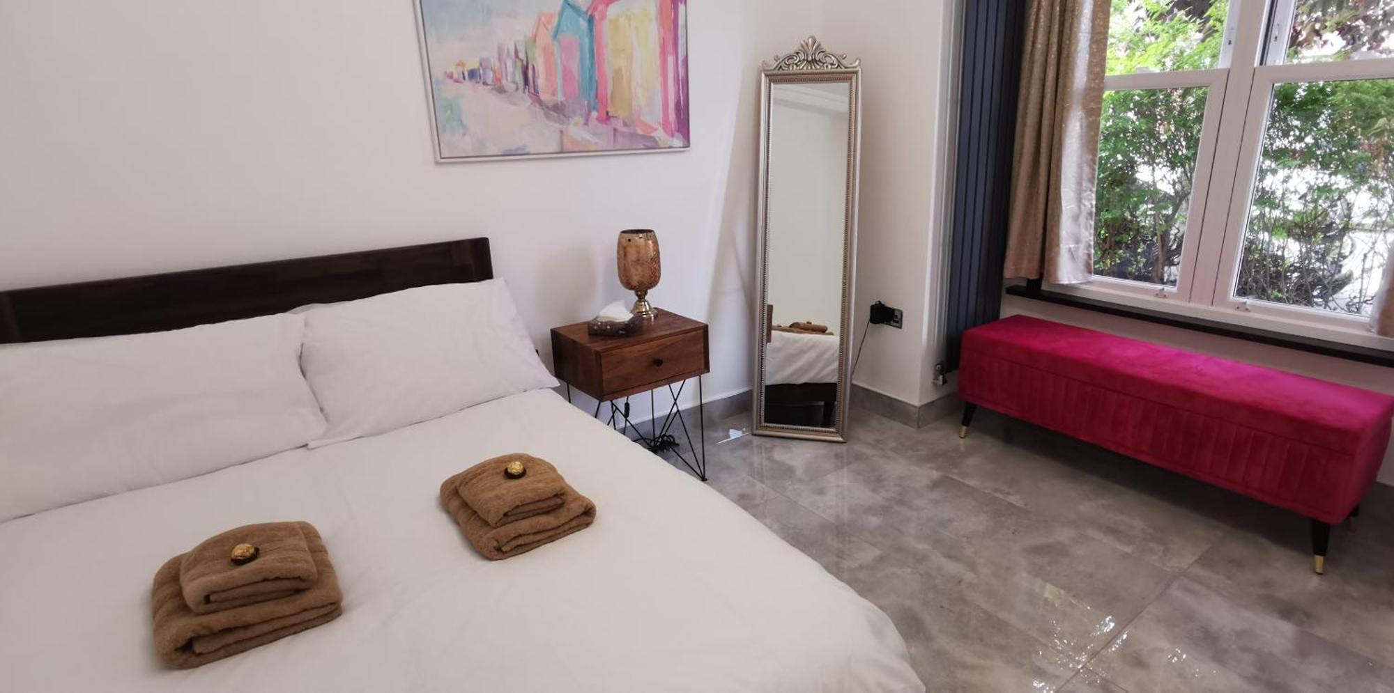 Luxury London House Sleeps 13, 2 Minutes To Metro Villa ภายนอก รูปภาพ