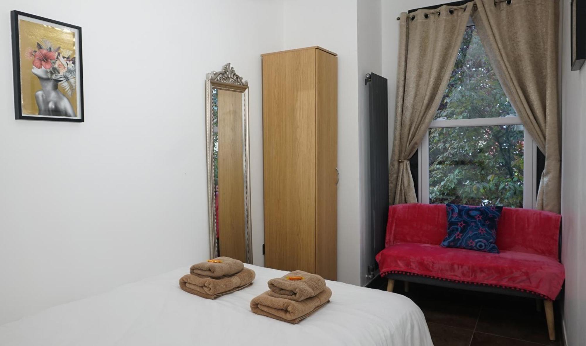 Luxury London House Sleeps 13, 2 Minutes To Metro Villa ภายนอก รูปภาพ