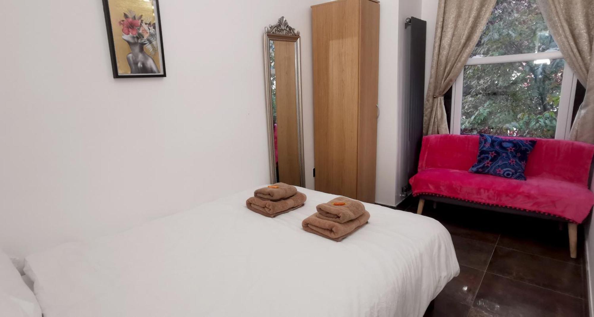 Luxury London House Sleeps 13, 2 Minutes To Metro Villa ภายนอก รูปภาพ