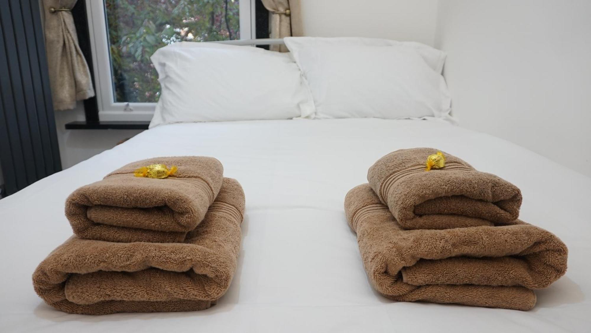 Luxury London House Sleeps 13, 2 Minutes To Metro Villa ภายนอก รูปภาพ